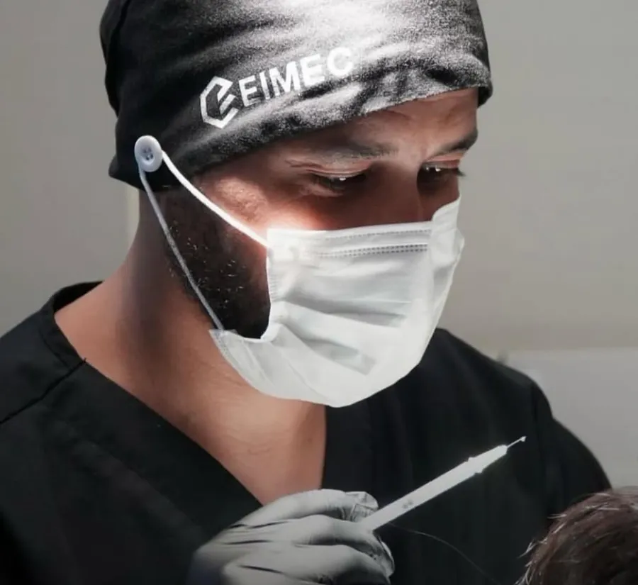 Dr. Brahim Haimuda realizando una otomodelación